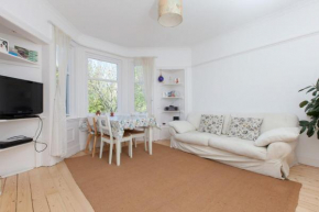 Spacious 2-Bed Homely Base by Water of Leith